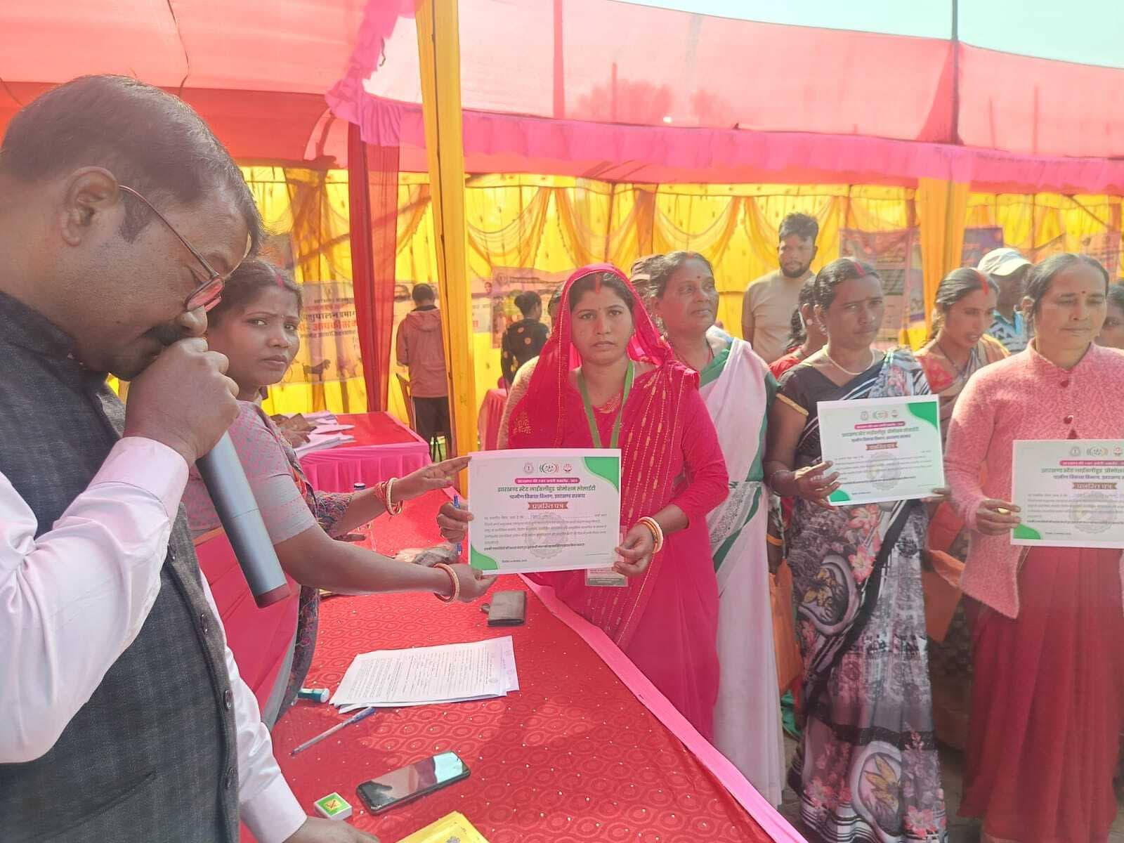 बेंती में सरकार आपके द्वार कार्यक्रम में ग्रामीणो ने दिये 500 आवेदन