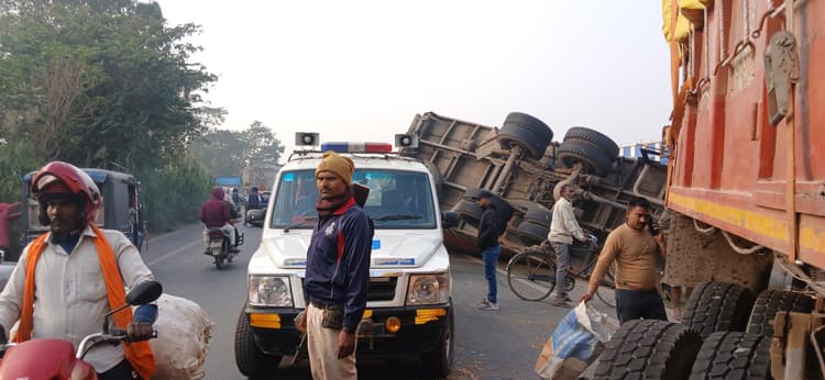 एनएच-31 पर दो ट्रकों में टक्कर, एक पलटा, कोई हताहत नहीं