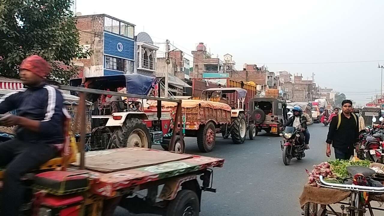 सुबह होते ही सिकुड़ जाती है शहर की मुख्य सड़क