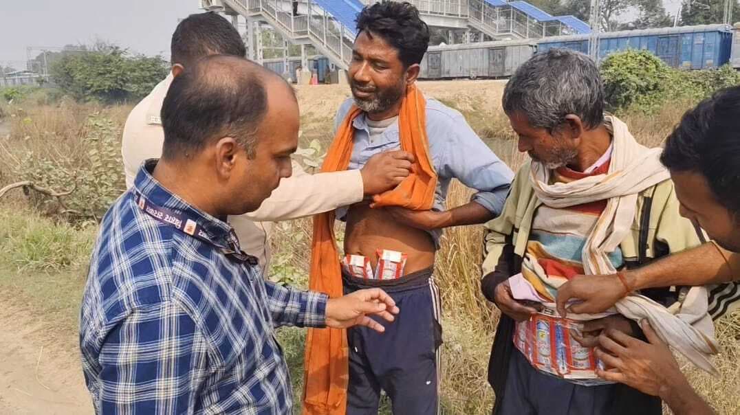 शरीर से बोतलें चिपकाकर कर रहे थे शराब तस्करी, उत्पाद विभाग ने दो को पकड़ा