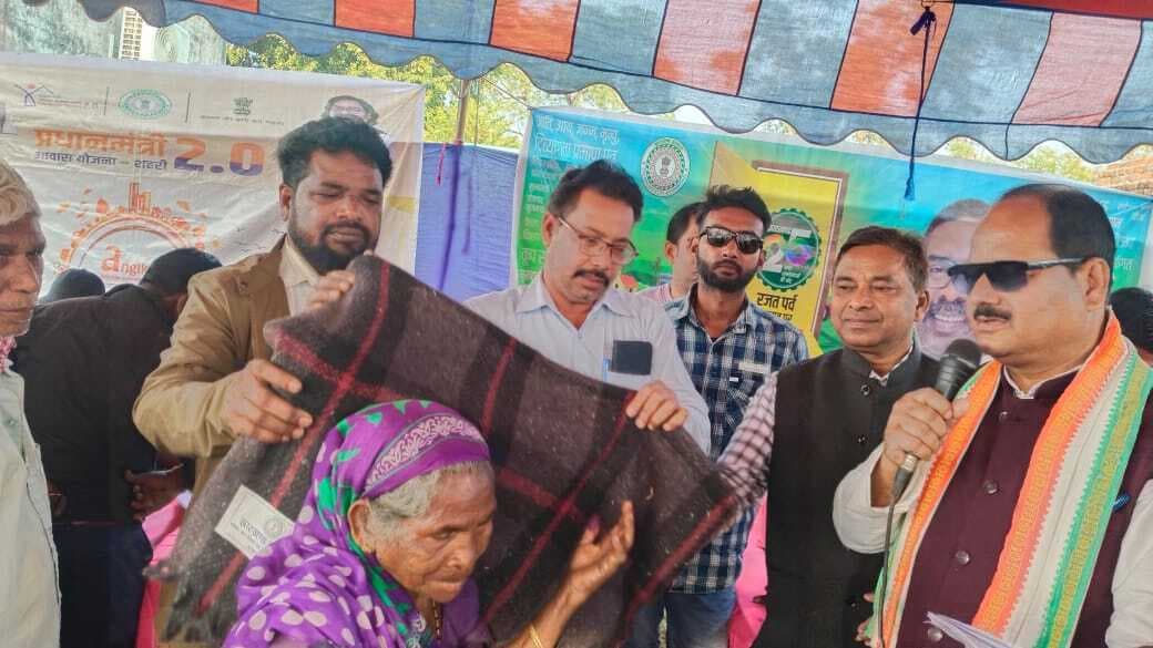 शिविर में राशन व मंईयां सम्मान योजना के लिए आये आवेदन