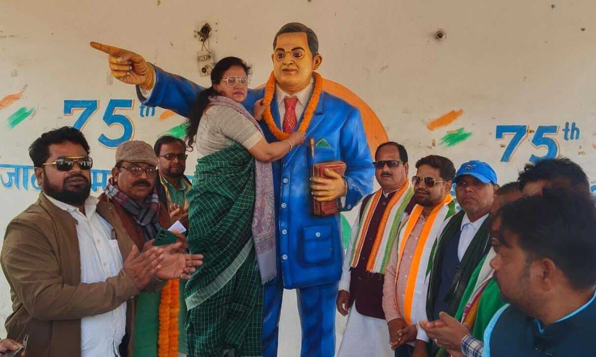 कांग्रेस कार्यकर्ताओं ने संविधान निर्माता को किया नमन