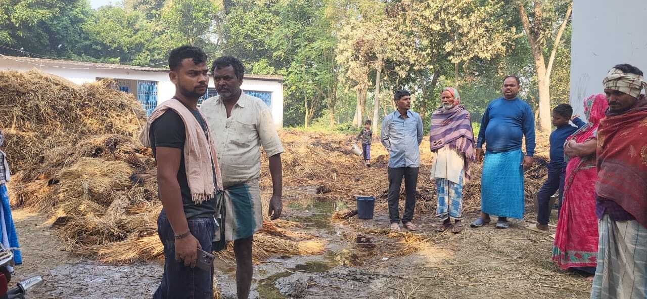 असामाजिक तत्वों ने किसान के धान में लगायी आग