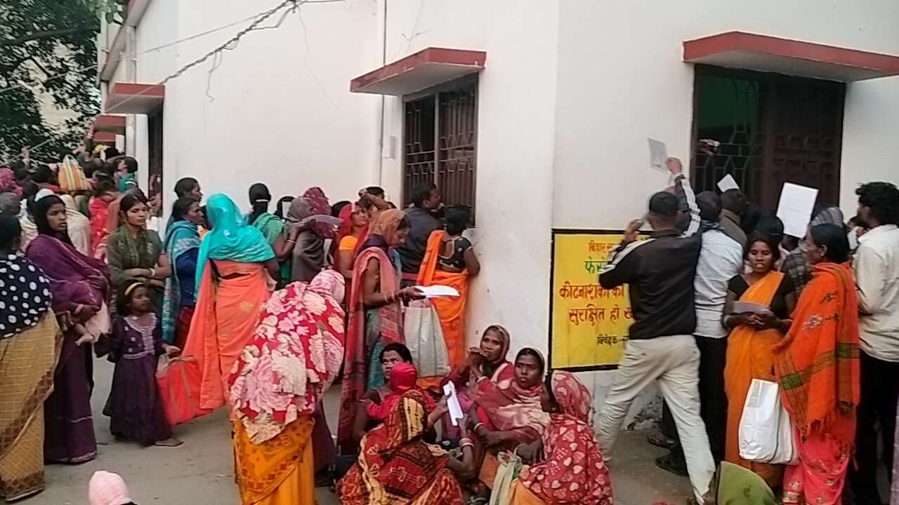 सुबह से शाम तक लाइन में रहने के बावजूद भी नहीं मिल रहा बीज