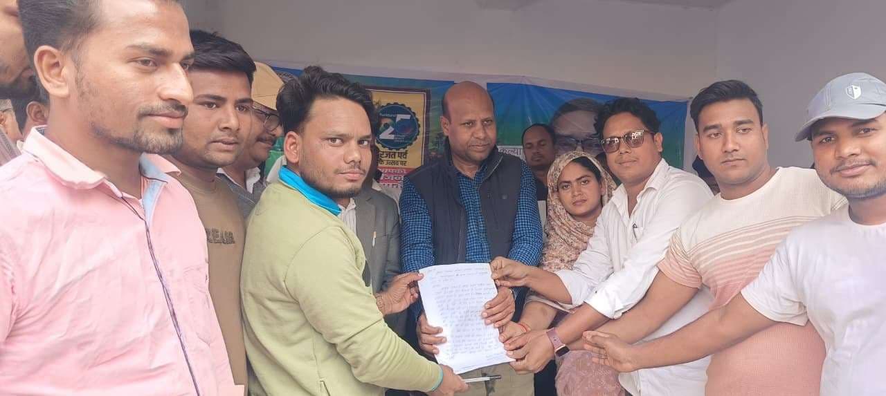 विद्यालय अपग्रेड को लेकर विधायक को सौंपा ज्ञापन