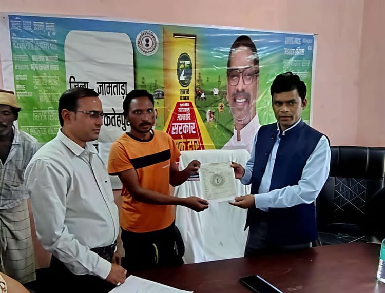 बीडीओ ने शिविर में प्रमाण-पत्रों का किया वितरण