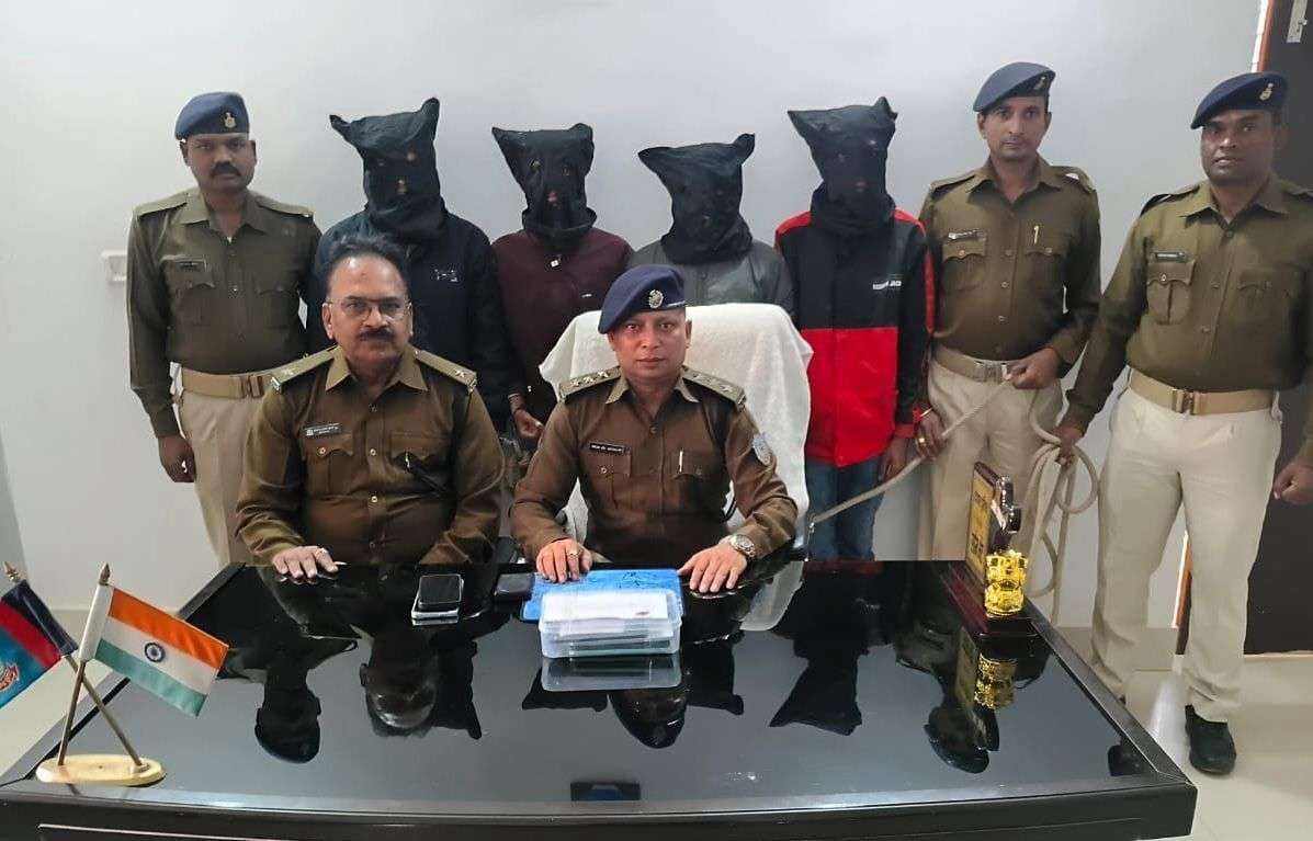 Deoghar news : देवघर पुलिस की बड़ी कार्रवाई, पथरड्डा के निकट जंगल से चार साइबर अपराधी गिरफ्तार
