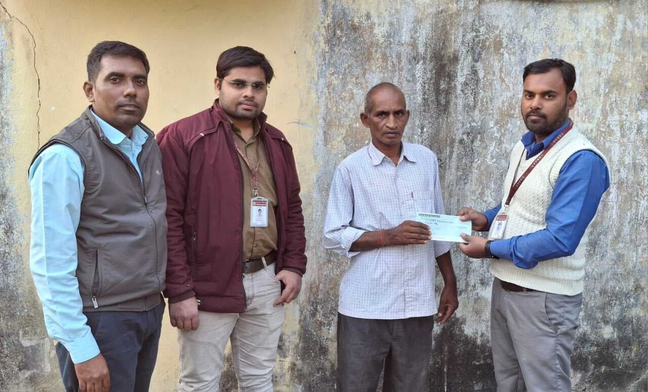 मृतका के आश्रितों को दिया गया बीमा का लाभ