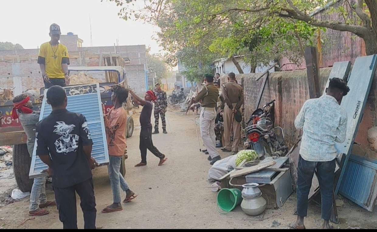 पत्नी व परिवार छोड़कर प्रेमिका के साथ फरार युवक के घर कुर्की