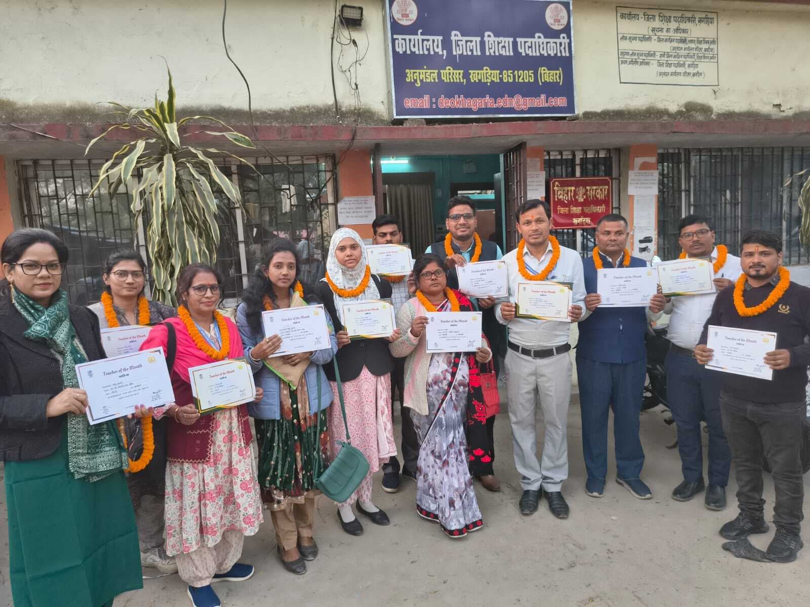 टीचर्स ऑफ द मंथ के लिए चयनित शिक्षकों को डीईओ ने दिया प्रशस्ति पत्र