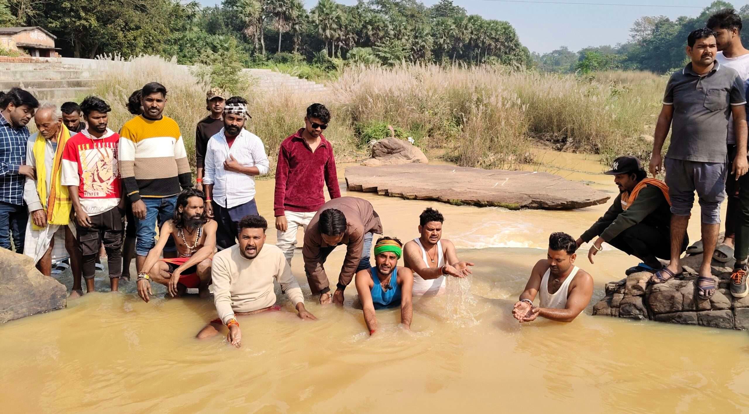 Bokaro News : इजरी नदी के प्रदूषण के विरोध में जल सत्याग्रह आंदोलन शुरू