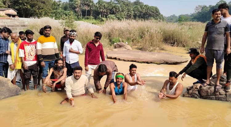 Bokaro News : इजरी नदी के प्रदूषण के विरोध में जल सत्याग्रह आंदोलन शुरू