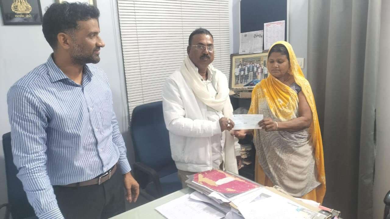 Madhubani News : अग्नि पीड़ित परिवार को सहायता राशि का मिला चेक