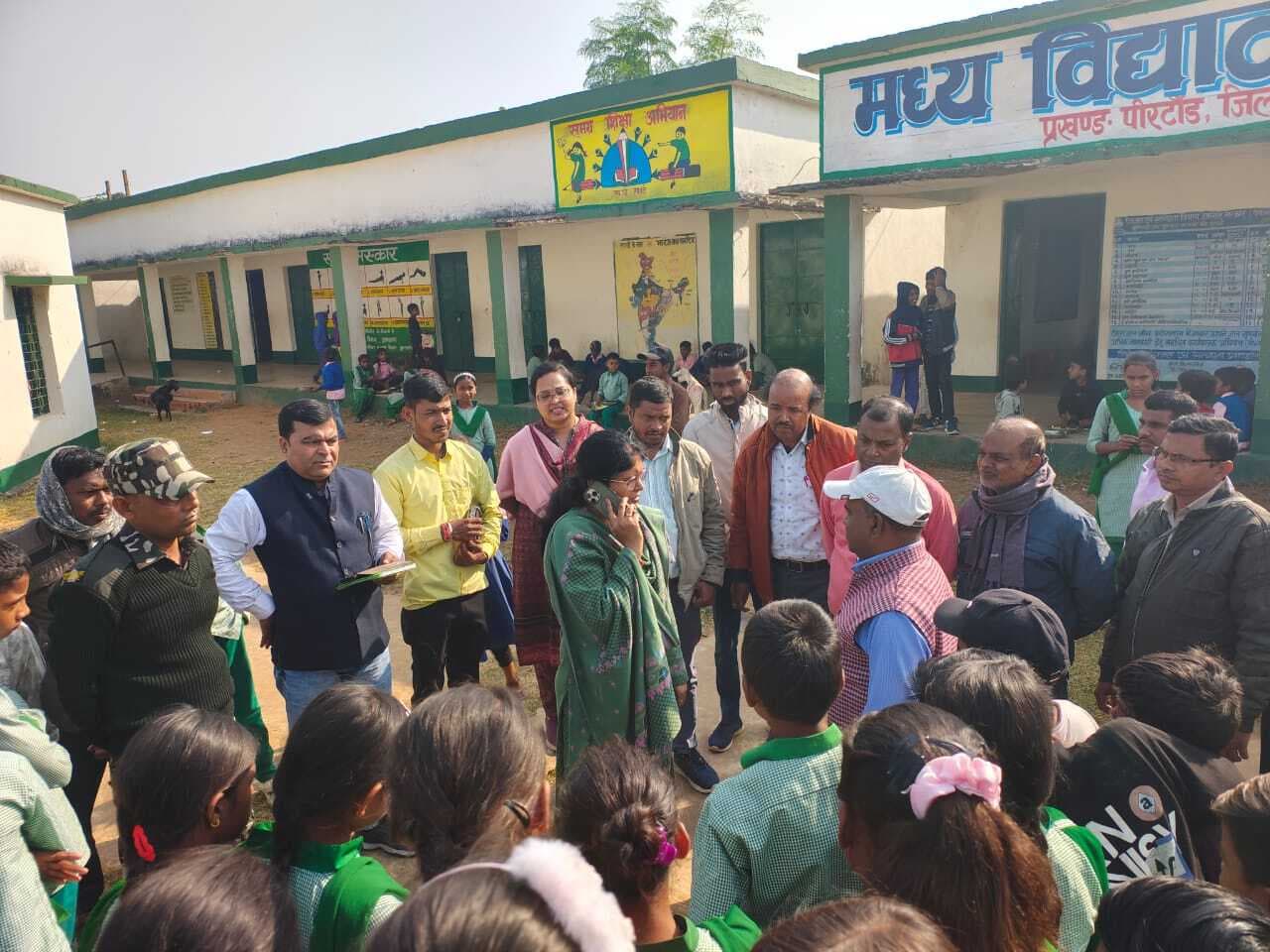 Giridih News :डीडीसी ने पालगंज मध्य विद्यालय का औचक निरीक्षण किया
