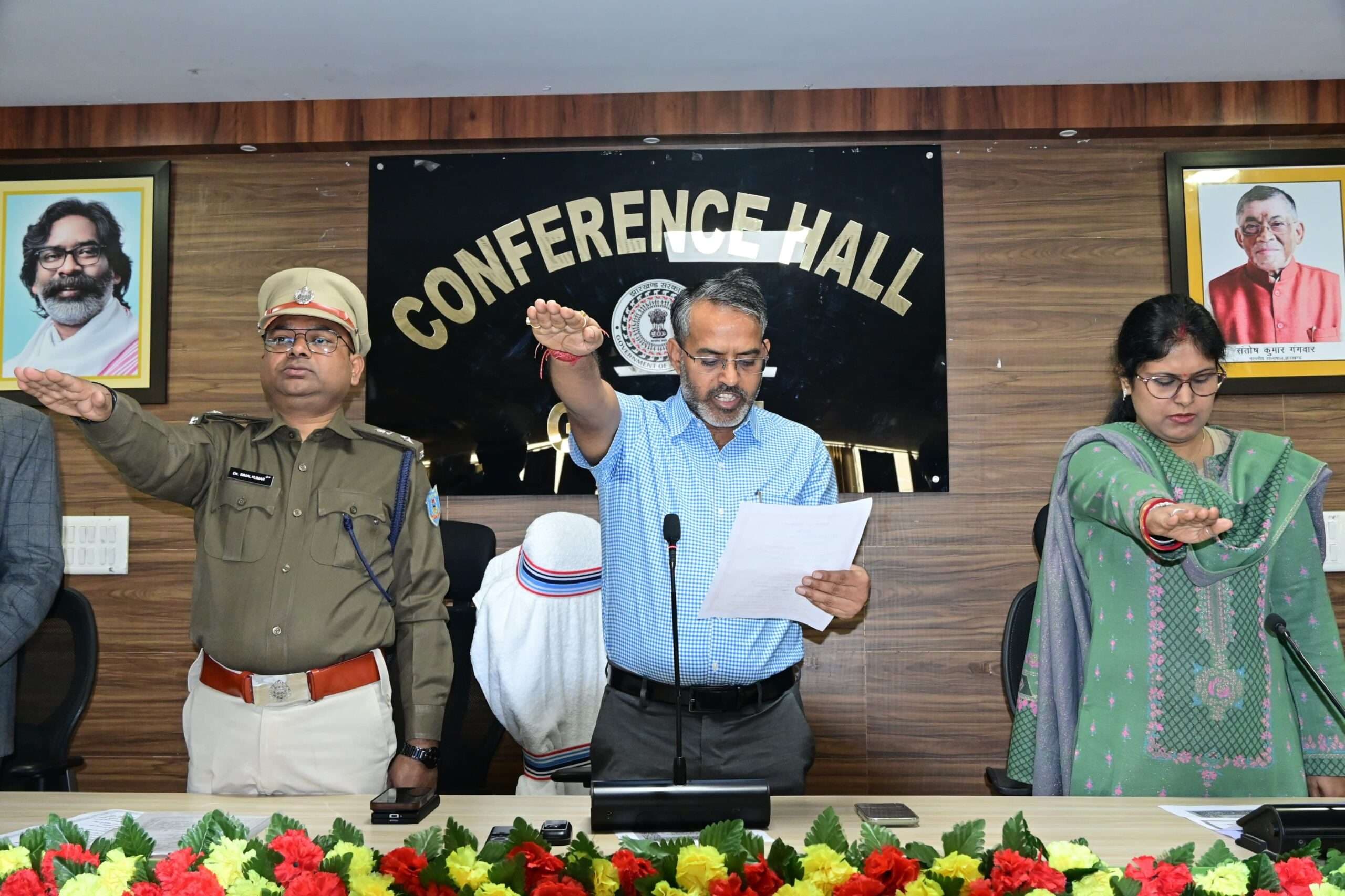 Giridih News :संविधान देश के हरेक नागरिक को समान अधिकार देता है : डीसी