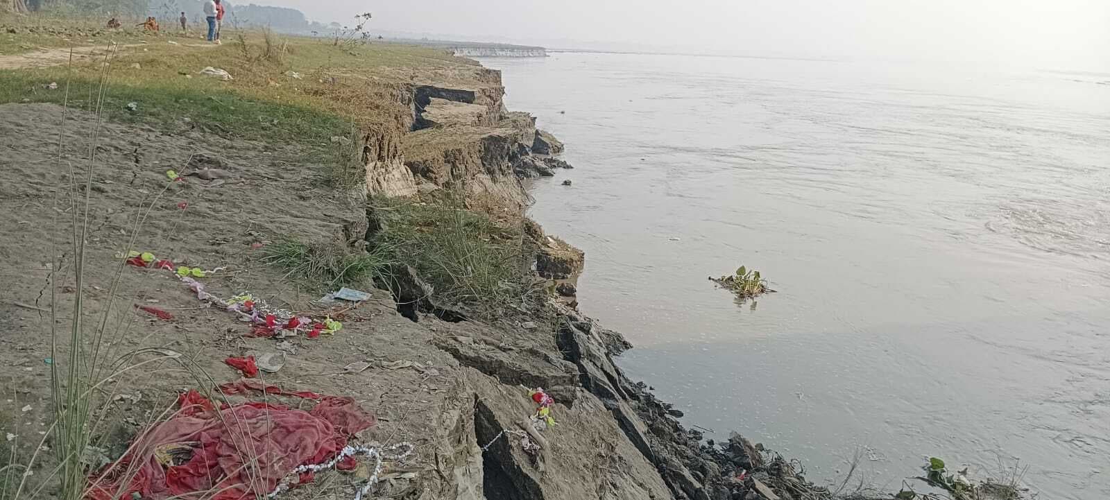 बीपी मंडल पुल के उसराहा छोर की ओर कोसी कटाव जारी