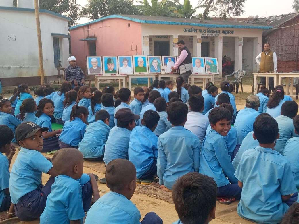 Madhubani News : संविधान निर्माताओं की तस्वीर पर छात्रों एवं शिक्षकों ने की पुष्प अर्पित