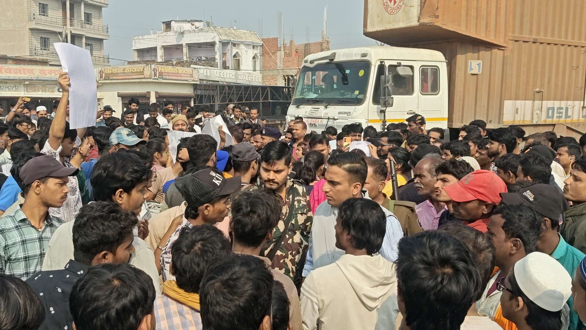 Madhubani News : छात्र की मौत के बाद आक्रोशित परिजनों ने एनएच किया जाम