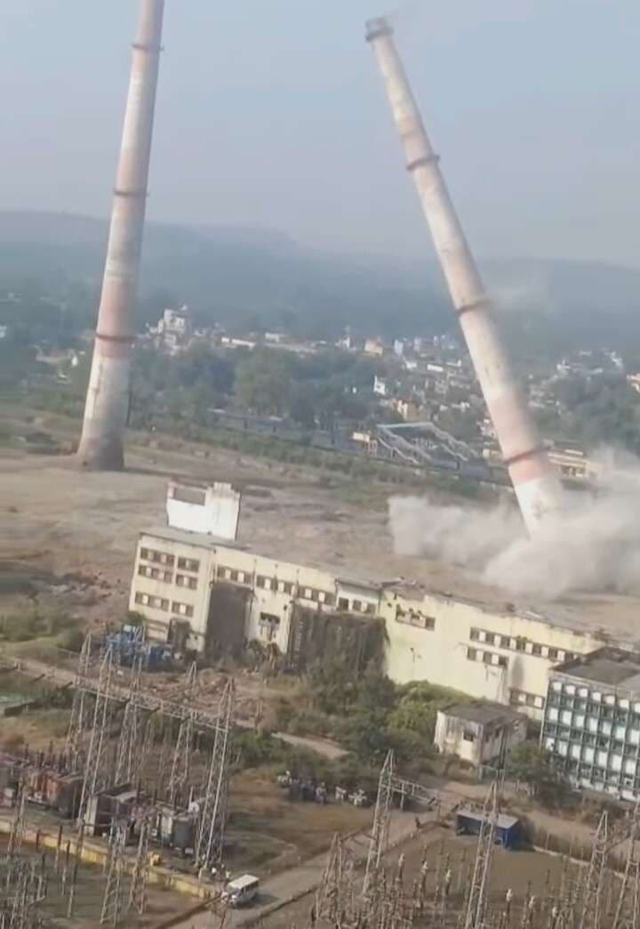 Bokaro News : बंद पावर प्लांट की और दो चिमनियां गिरायी गयीं