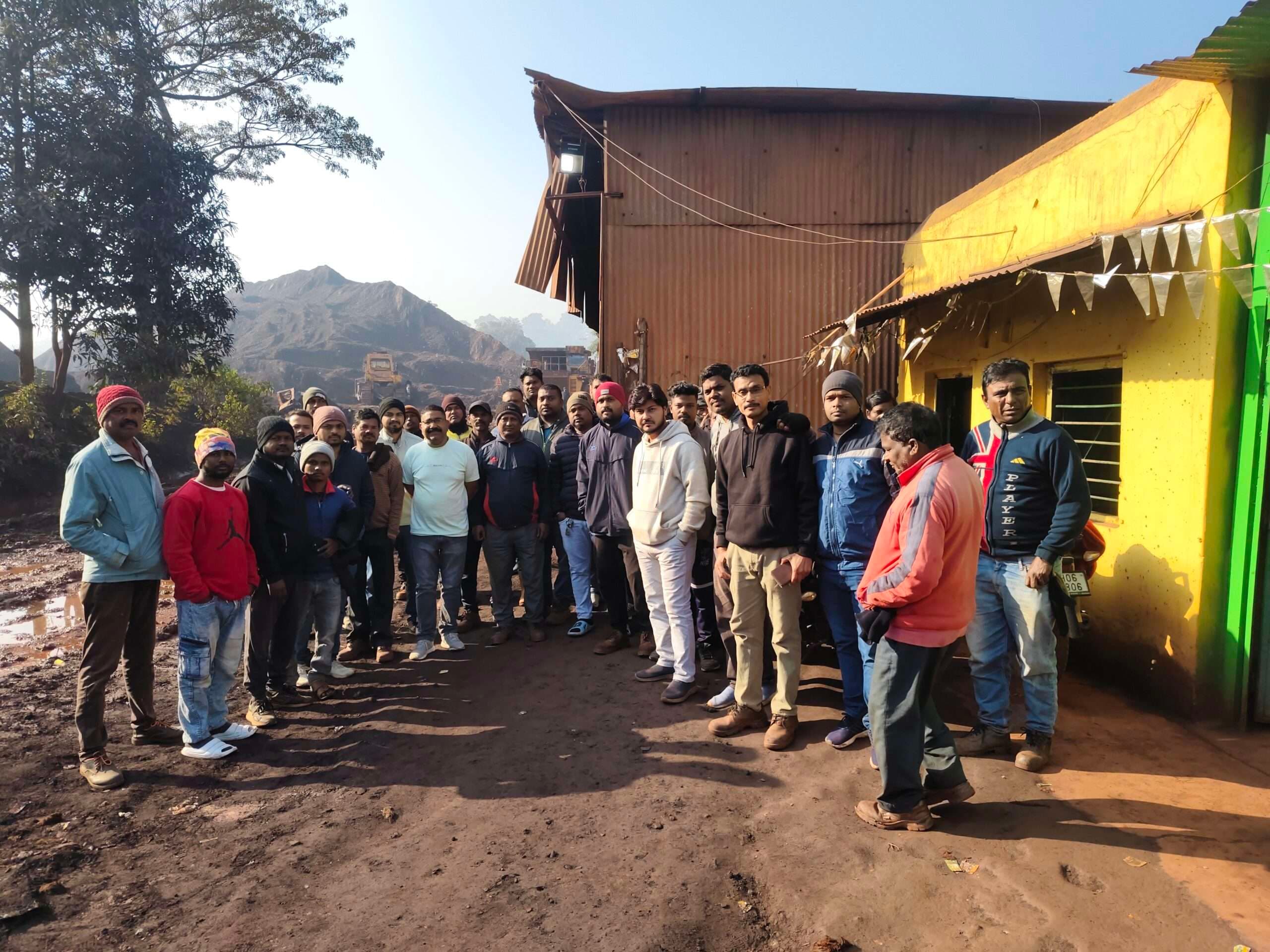 Chaibasa News : ऑपरेटरों को समान काम के बदले समान वेतन दे प्रबंधन