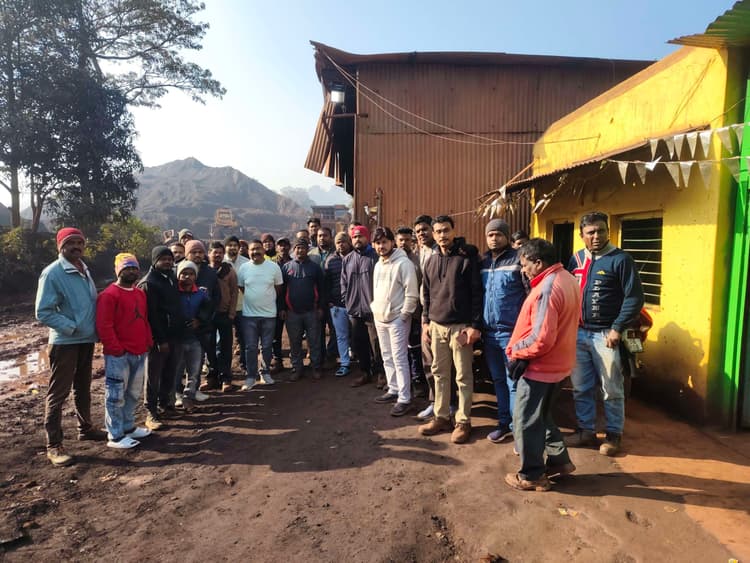 Chaibasa News : ऑपरेटरों को समान काम के बदले समान वेतन दे प्रबंधन