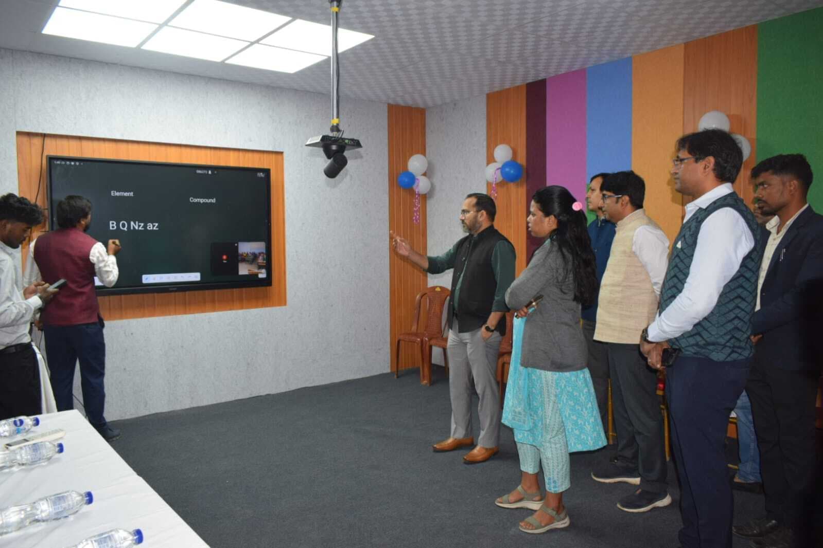 Seraikela Kharsawan News :  डिजिटल स्टूडियो से छात्रों को गुणवत्तापूर्ण शिक्षा मिलेगी : डीसी