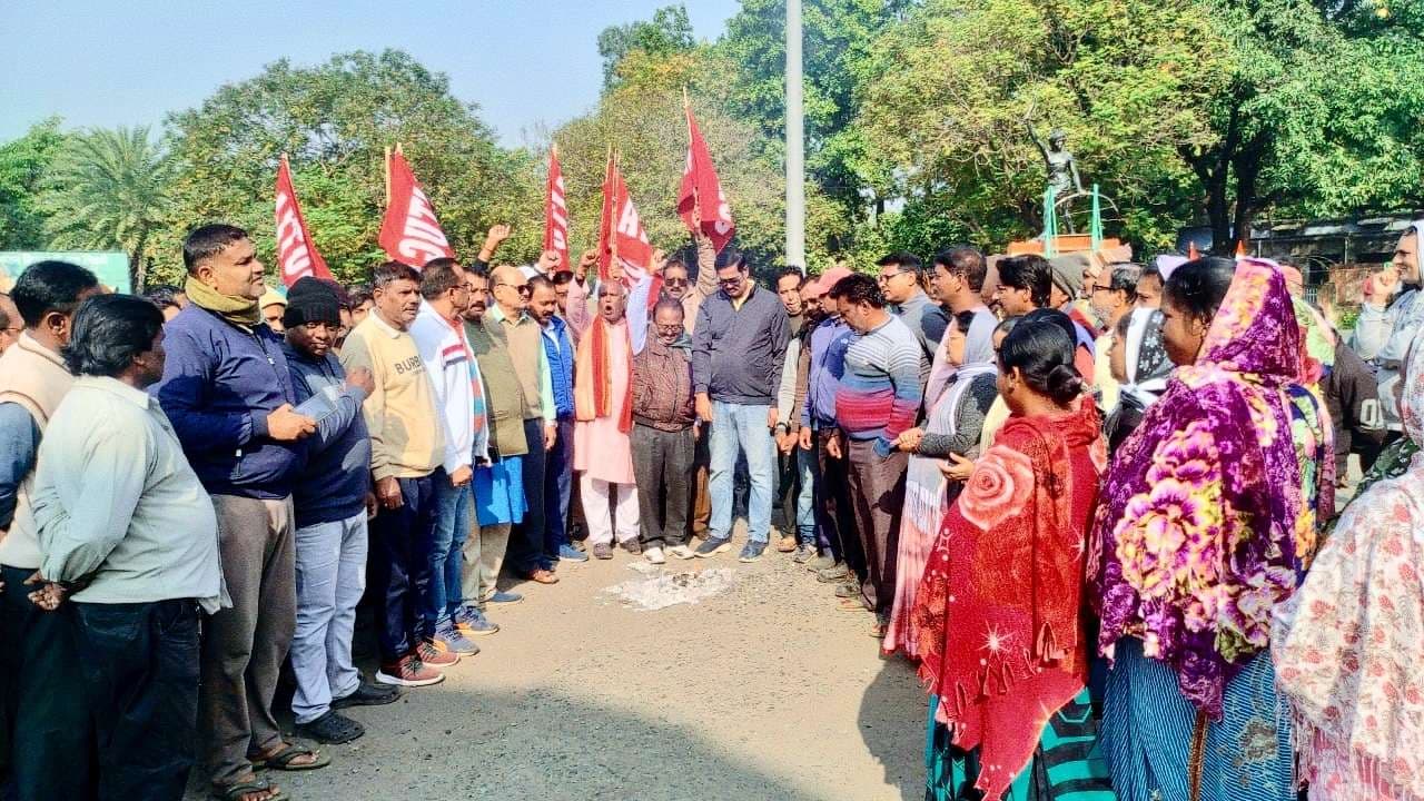 East Singhbum News : मऊभंडार एचसीएल गेट पर श्रमिक संगठनों का विरोध-प्रदर्शन, नारेबाजी की