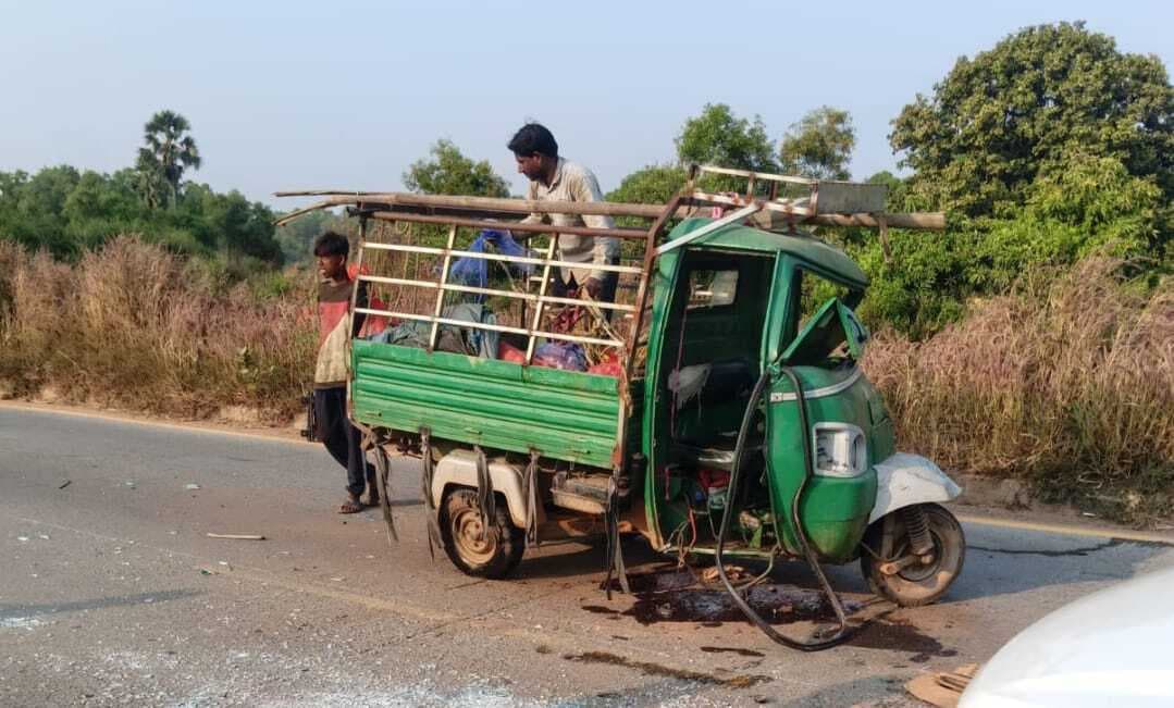 East Singhbum News : धालभूमगढ़ में भारी वाहन की चपेट में आया टेंपो, दो युवक घायल, एमजीएम रेफर