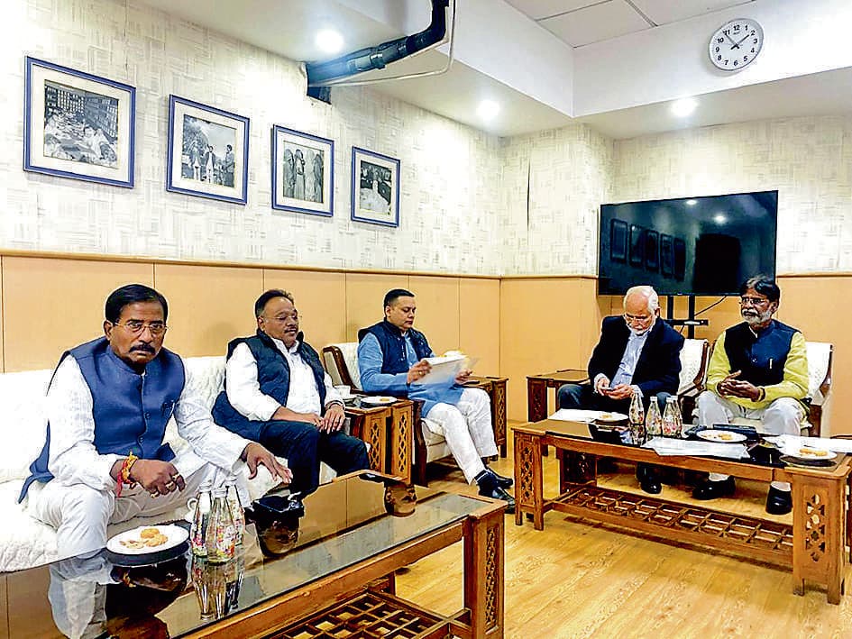 राज्य सरकार बना रही बीएलओ पर दबाव