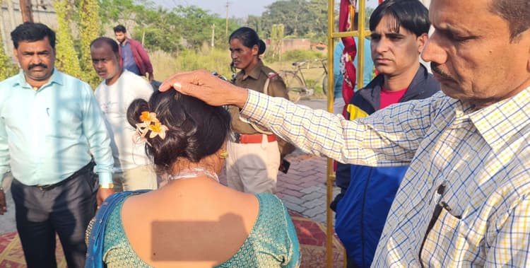 Dhanbad News: बाइक सवार दो युवकों ने महिला के गले से सोने की चेन झपटी