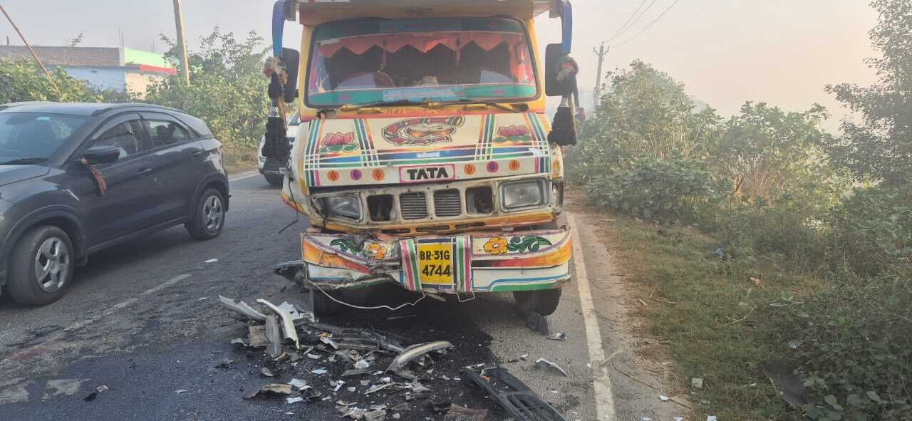 Sitamarhi : बारात से लौट रही कार व बाजा ट्रॉली भिड़ी, एक की मौत, तीन घायल