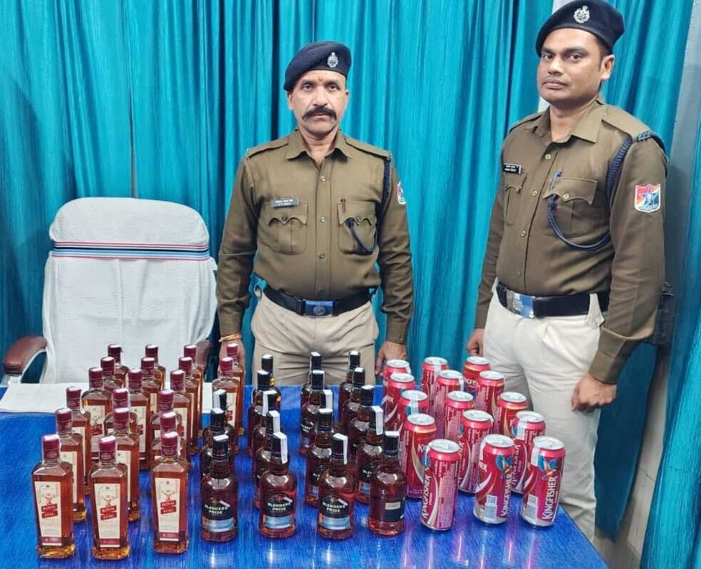 लावारिस हालत में मिली 52 बोतल विदेशी शराब