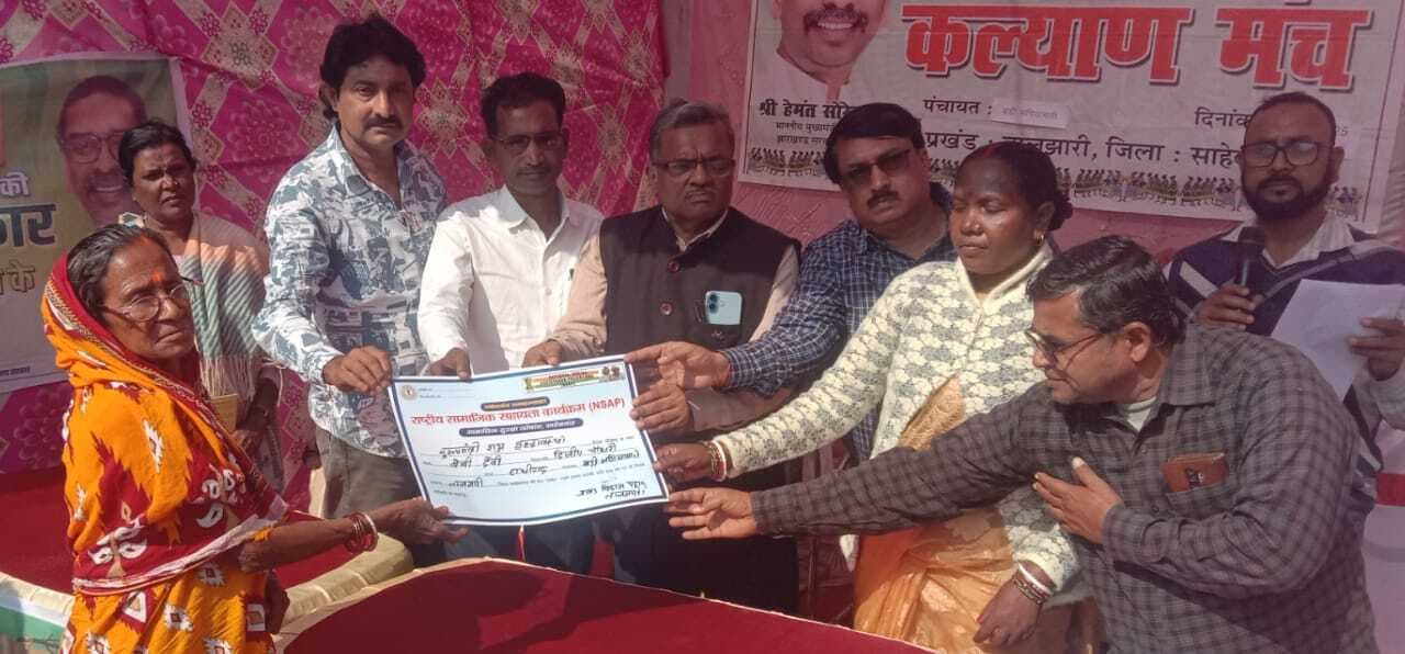 सरकार : बड़ा दुर्गापुर व पोखरिया में बीडीओ ने किया धोती-साड़ी का वितरण