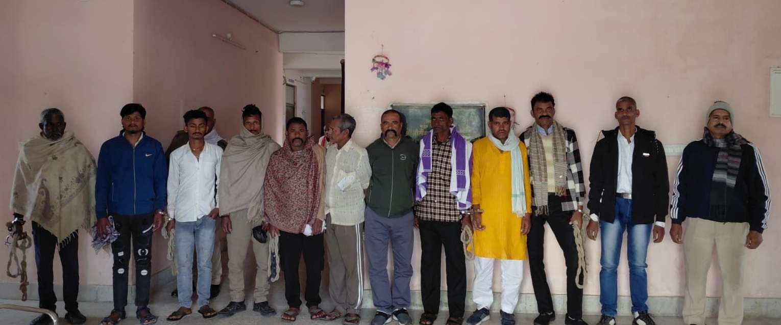 शराब पीते 11 पियक्कड़ गिरफ्तार