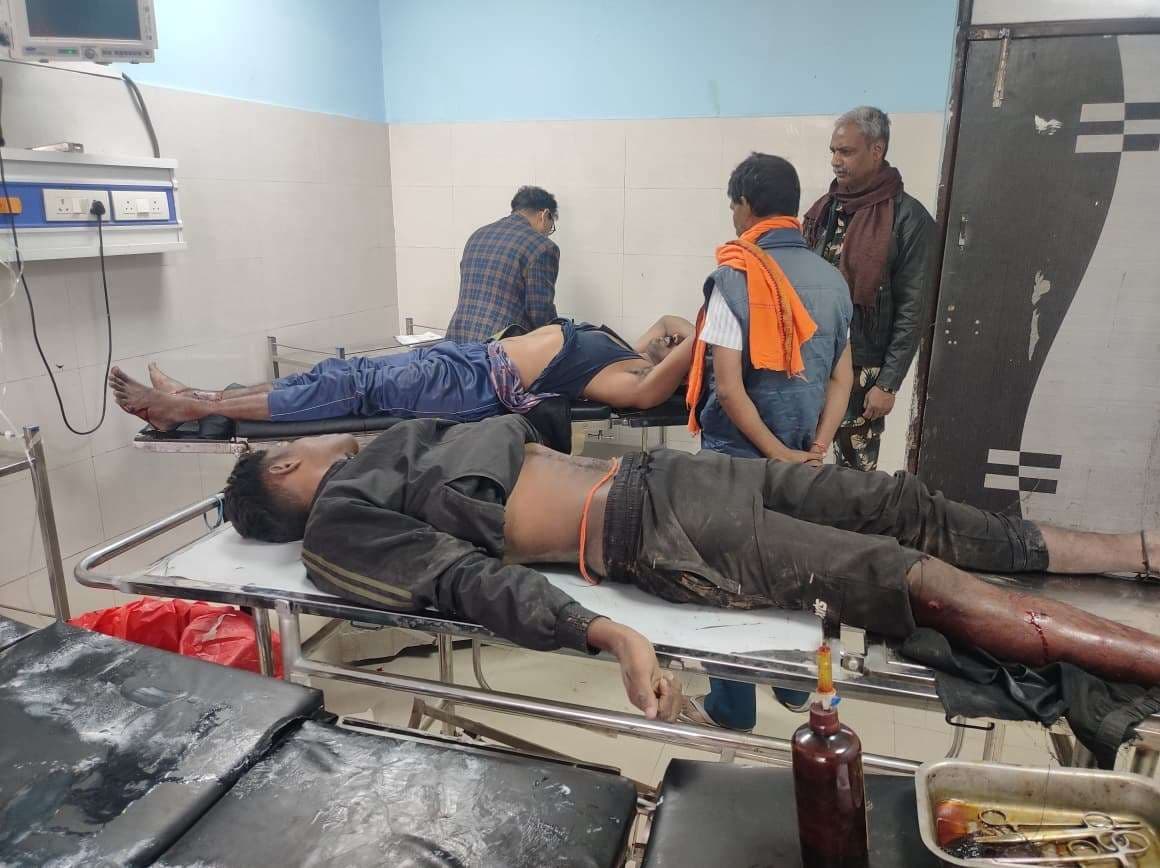 रास्ते के विवाद में बाप-बेटे को पीटा