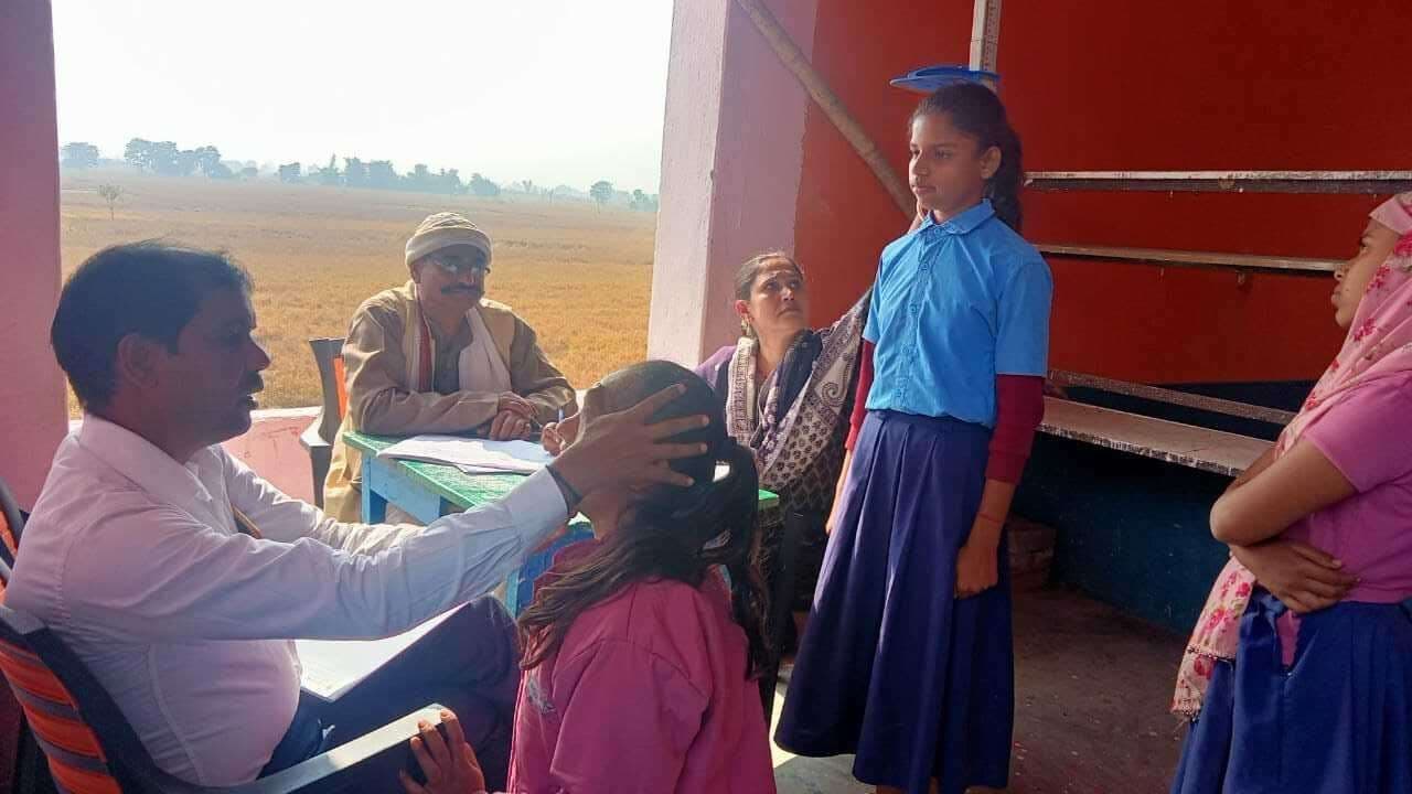 विद्यार्थियों का किया गया स्वास्थ्य परीक्षण