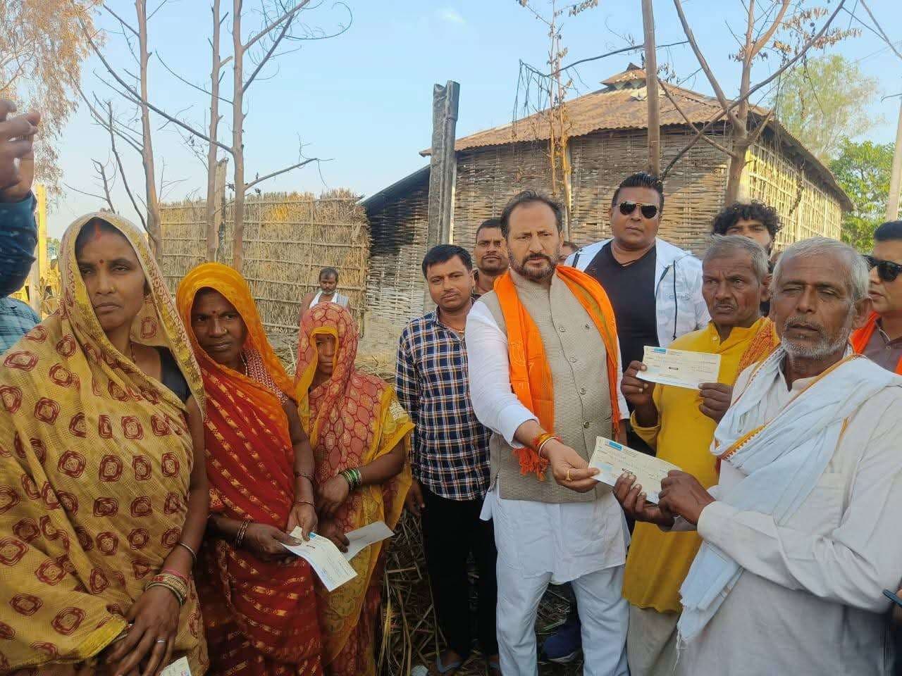 विधायक ने अग्निपीड़ित परिवारों को सौंपा 12 हजार का चेक