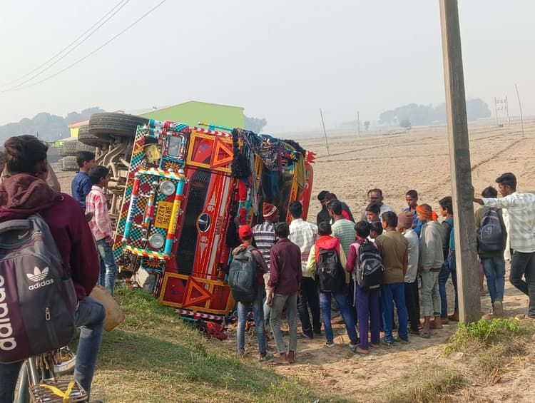 गिट्टी लदा ट्रक अनियंत्रित होकर पलटा, कोई हताहत नहीं