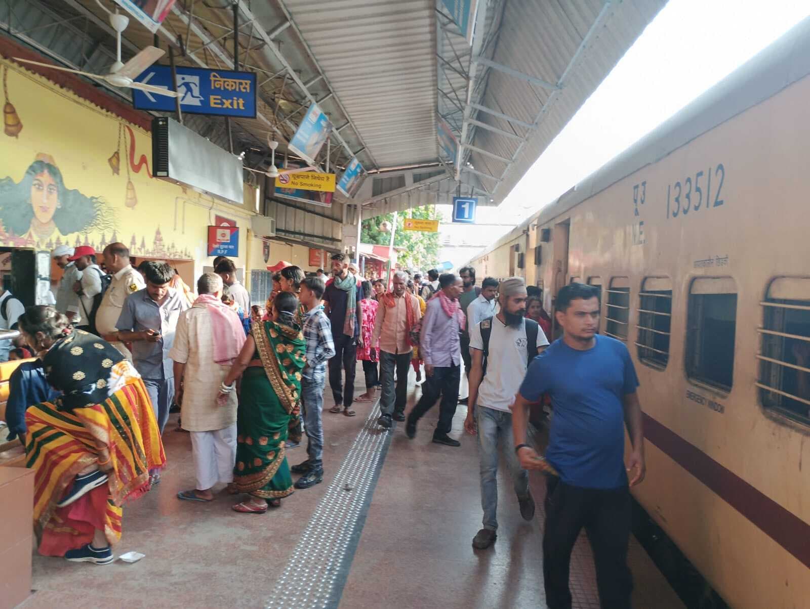 थावे जंक्शन पर 10 घंटे विलंब से पहुंची गोमती नगर-छपरा एक्सप्रेस