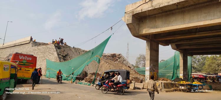 मलियाबाग चौक का ओवरब्रिज क्षतिग्रस्त, एनएच-120 पर जाम से आमजन परेशान