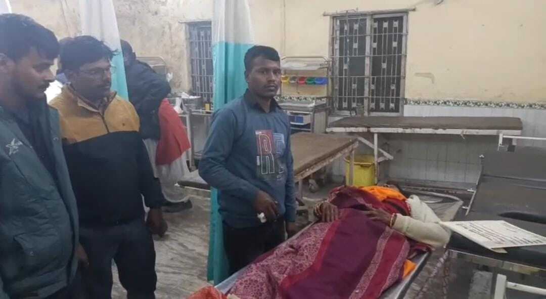 कुचायकोट में अज्ञात वाहन की चपेट में आने से मां व बेटा गंभीर रूप से घायल अस्पताल में भर्ती
