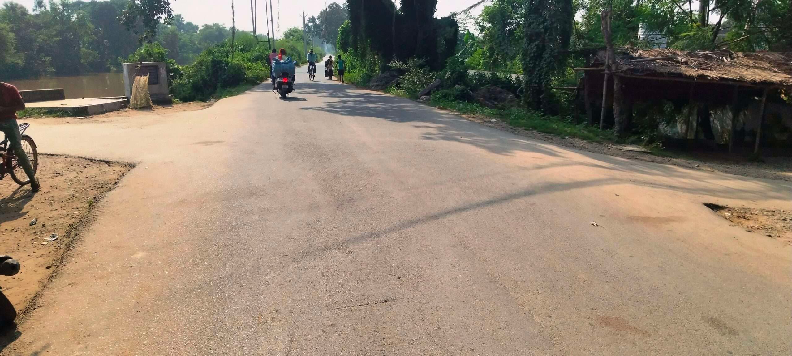 ब्लैक स्पॉट बनता जा रहा बम रोड चौराहा, हो रहीं दुर्घटनाएं