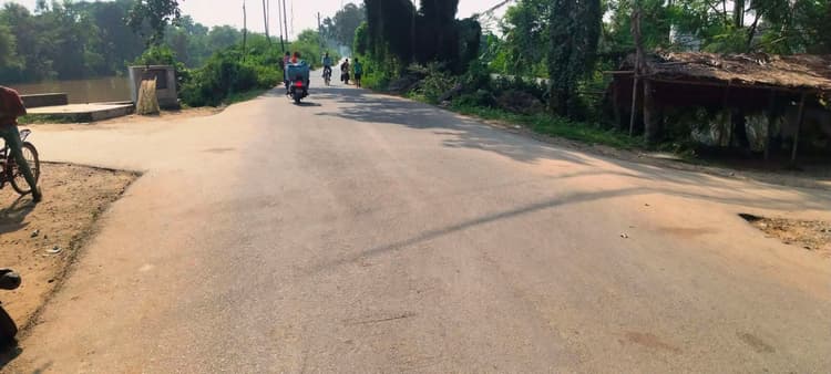 ब्लैक स्पॉट बनता जा रहा बम रोड चौराहा, हो रहीं दुर्घटनाएं