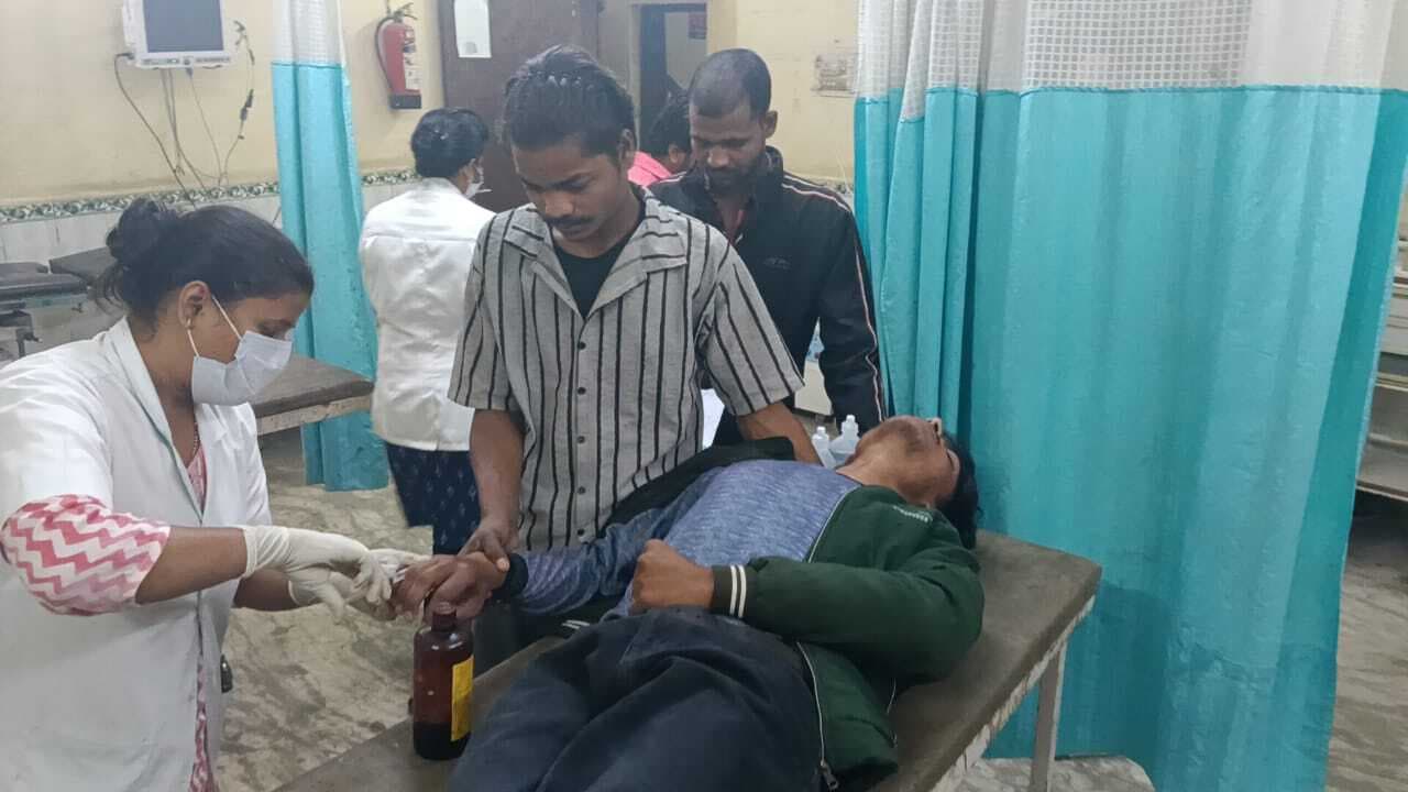 पुरानी रंजिश में युवक पर चाकू से जानलेवा हमला ,सदर अस्पताल में भर्ती