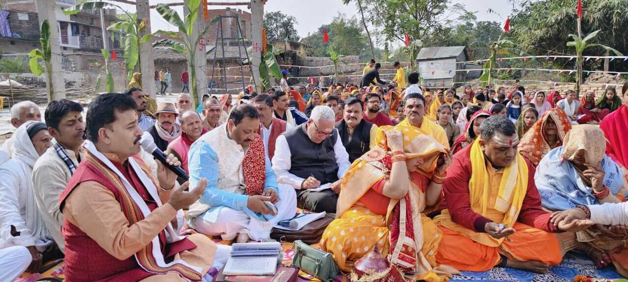 कटेया में श्री शिव शक्ति महायज्ञ का ध्वजारोहण, वैदिक मंत्रोच्चार से गूंज उठा प्राचीन शिव मंदिर