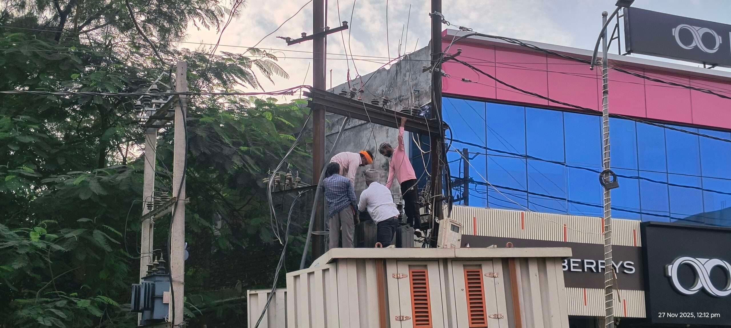 सेफ्टी किट के बिना जान जोखिम में डाल काम करते हैं बिजलीकर्मी