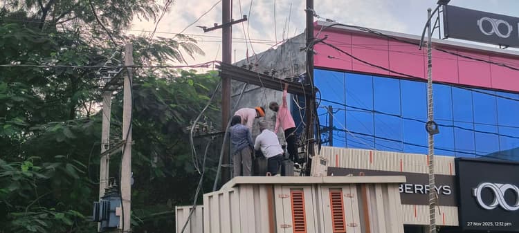 सेफ्टी किट के बिना जान जोखिम में डाल काम करते हैं बिजलीकर्मी