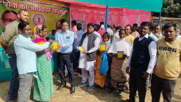 सरकार आपके द्वार : मजदूरों को मिला जॉब कार्ड