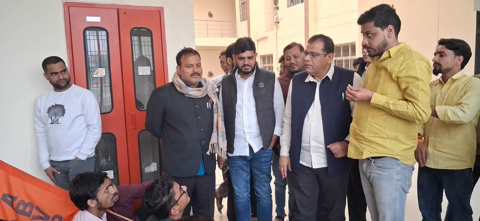 पीजी हॉस्टल में छात्राओं के नामांकन रद्द करने के विरोध में अभाविप ने किया विरोध