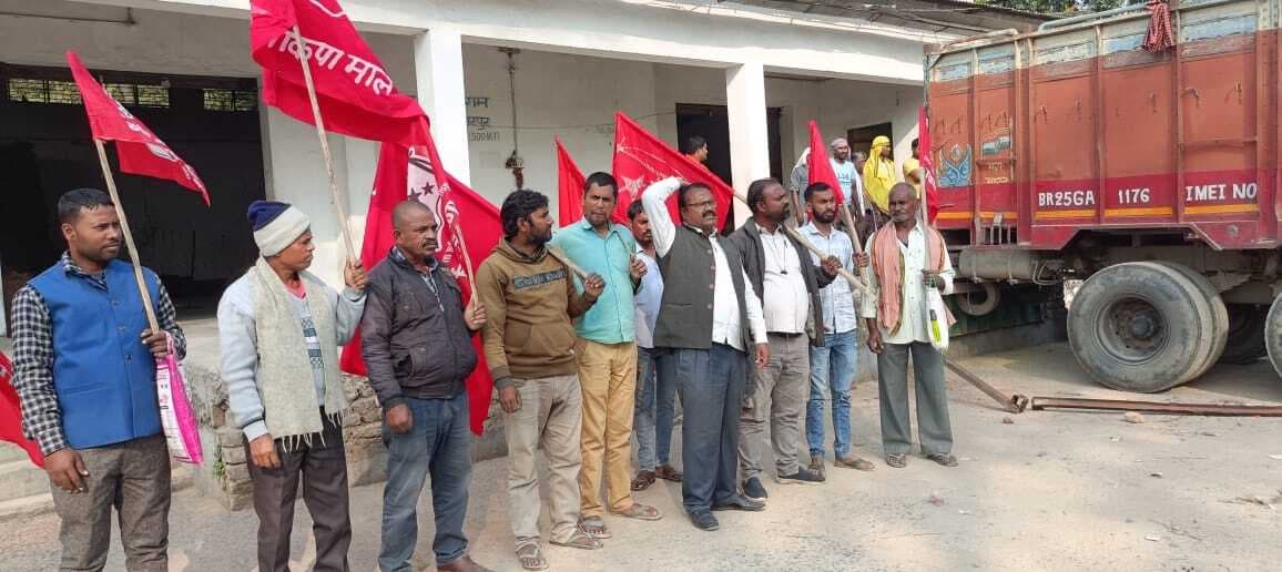 Samastipur News:अनाज गोदाम पर पहुंच कर जताया विरोध